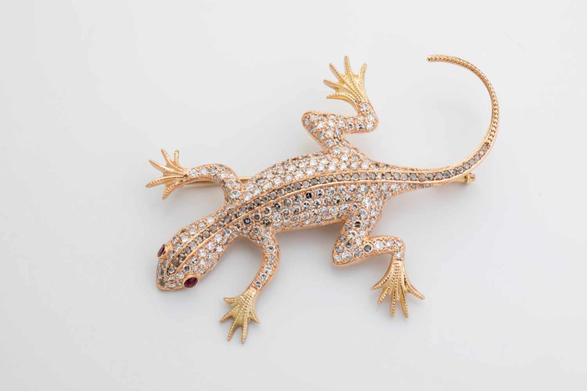 A gold salamander brooch set with diamonds. Modern. 14ct yellow and red gold set withdiamonds.