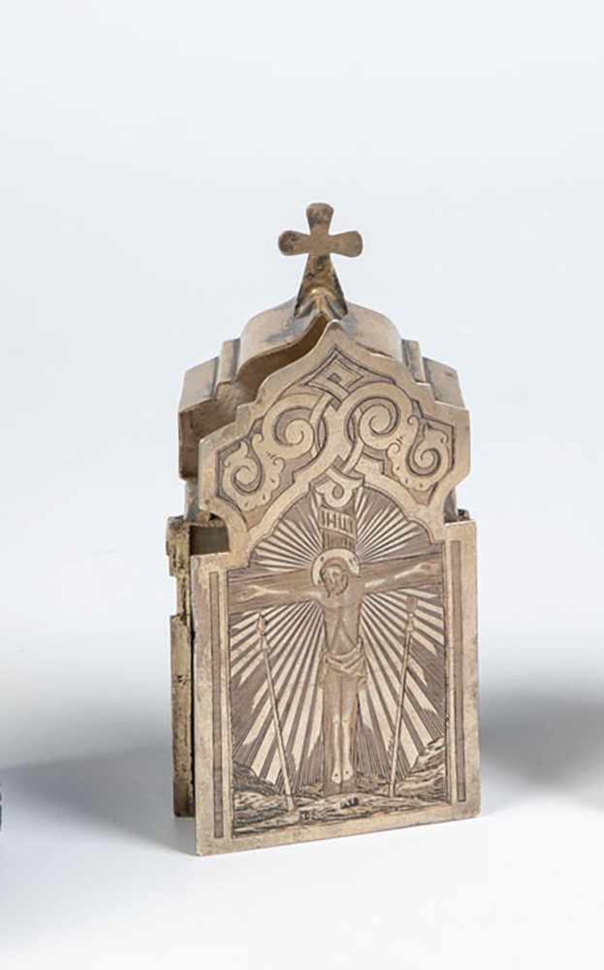 A silver reliquiar tin. Russia, Moscow, A. Tichonov, 1829. Hinged lid with engravedcrucifixon.
