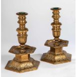Zwei KerzenständerFrankreich, 19. Jh. Balusterförmige Kerzenständer mit geflügelten Puttoköpfen