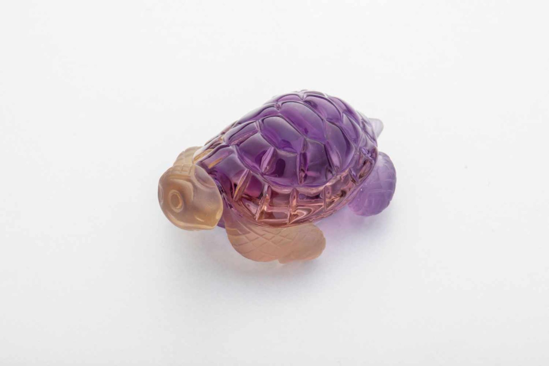 Schildkröte aus AmetrinVollplastische Darstellung einer Schildkröte in sehr feiner Gravurarbeit