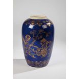 Vase. China, Qing Dynasty, Gungxu 1875 - 1908. Fine painting in polished gold on cobaltblue