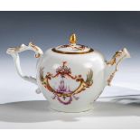 Teekännchen mit KauffahrteiszenenMeissen, um 1735 Gebauchter Korpus mit goldstaffiertem