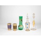 Zwei Karaffen mit Stöpsel, eine Vase, zwei Becherum 1900 Farbloses, bzw. farbiges Glas, teils mit