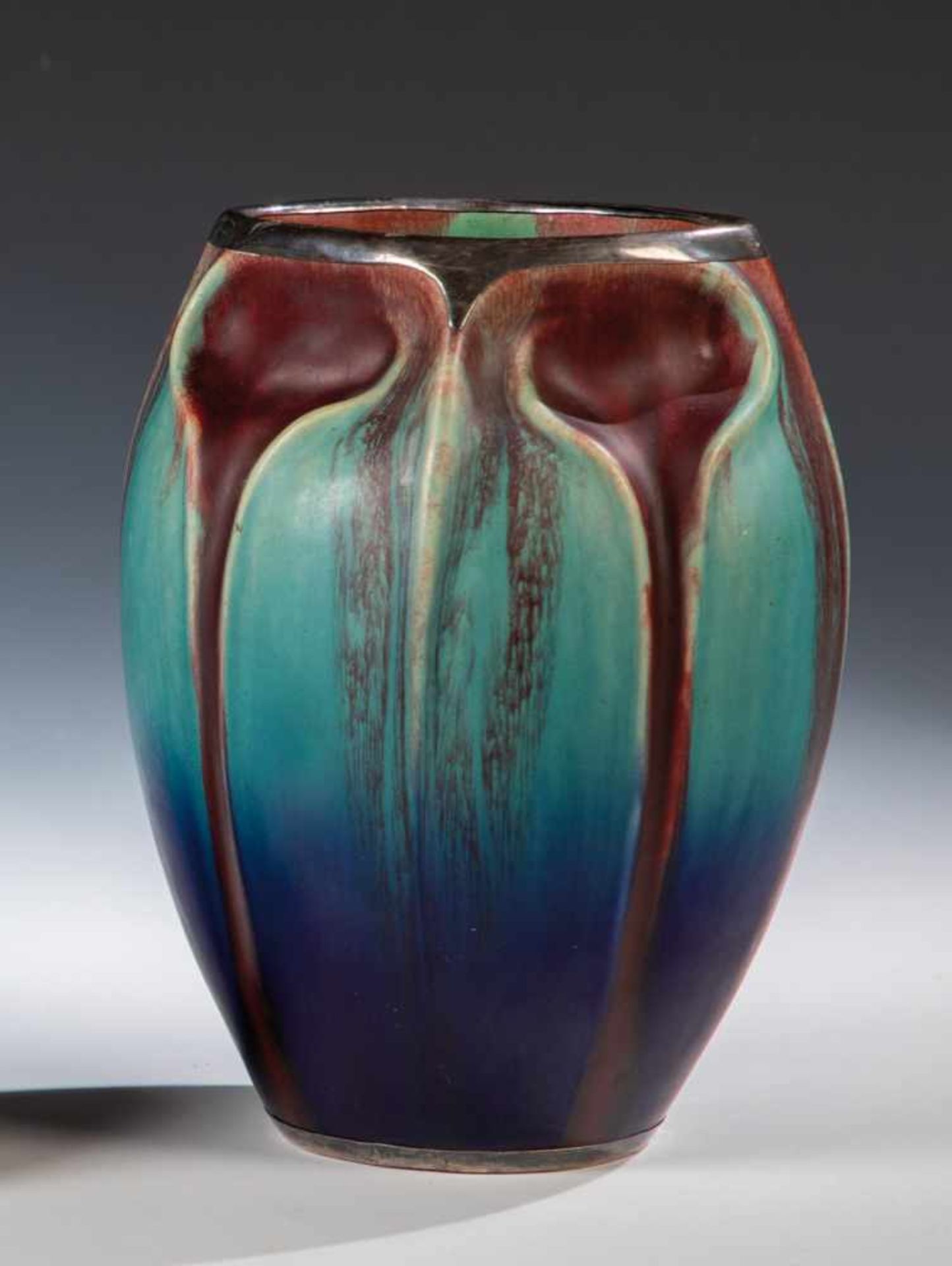 Vase mit galvanisiertem Feinsilber-DekorEugène Baudin, Saint Briac, um 1900 Steinzeug. Matte