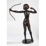 BogenschützinDeutsch, 1. Hälfte 20. Jh. Stehender weiblicher Akt auf Plinthe mit Bogen. Bronze