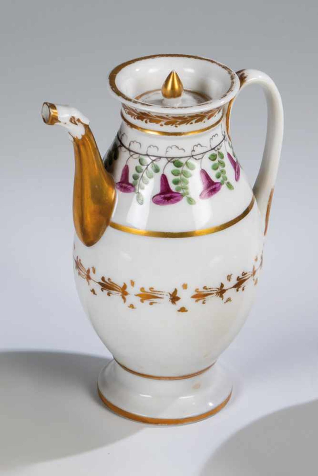 Kaffeekanne mit Deckelwohl Thüringen, um 1900 Birnenförmiger Korpus mit bunter floraler Bemalung und