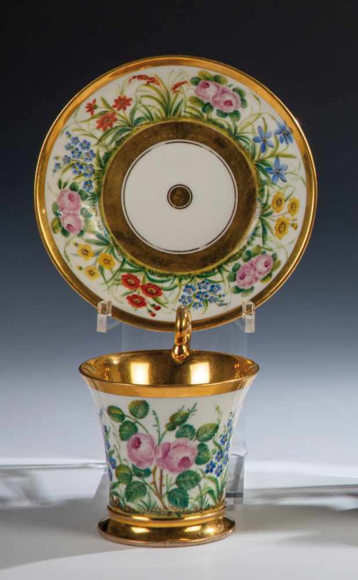 "Tasse antik N° 11" mit UntertasseNymphenburg, um 1820-30 Becherförmige, zur Lippe hin