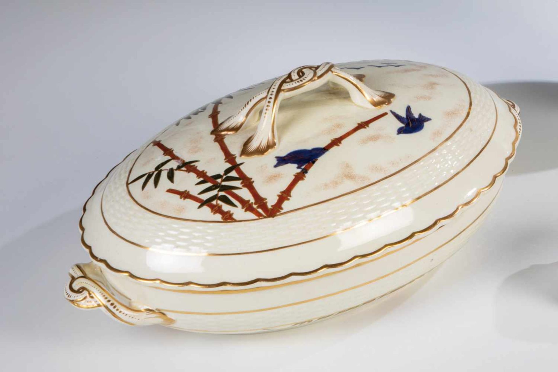 DeckelterrineEngland, um 1900 Keramik. Ovale Form. Elfenbeinfarbener Fond, Dekor in bunter