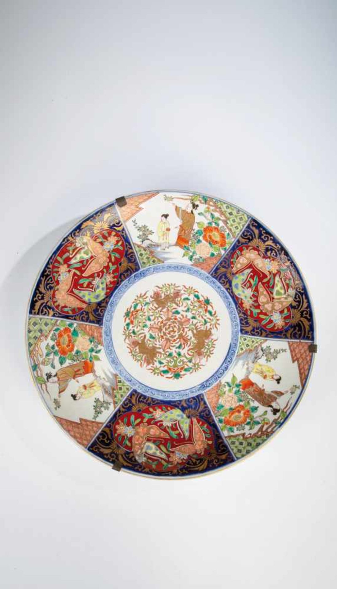 Larg plate in Imari style. Porcelain with onglaze decoration in cobalt blue, rust red andgold. 39.