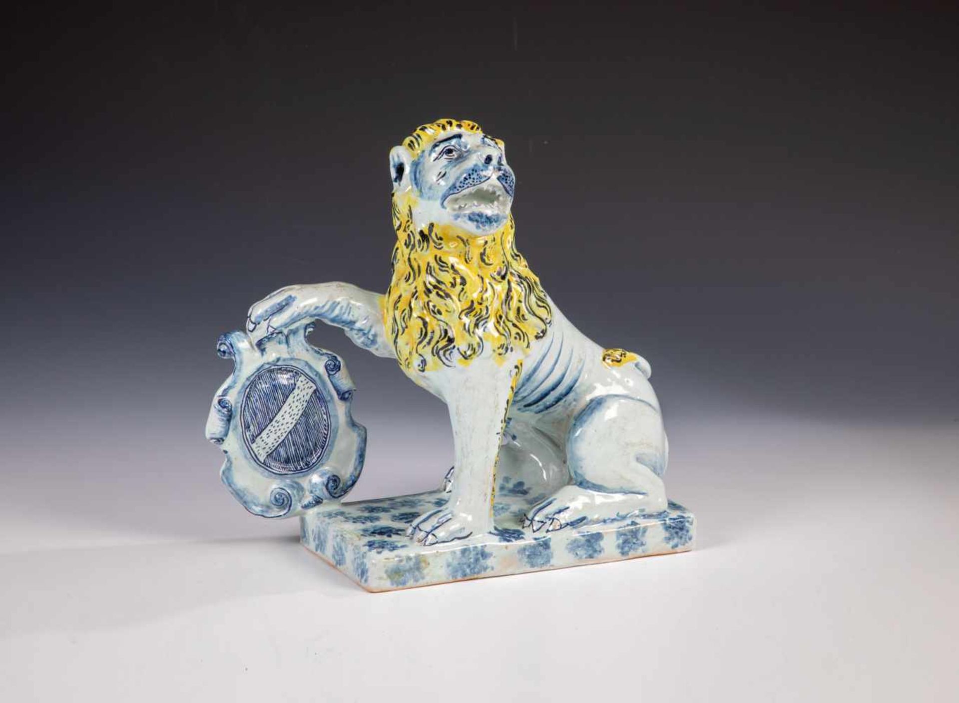 Löwe mit WappenschildFrankreich, wohl Rouen, 18. Jh. Vollplastischer, sitzender Löwe, mit der