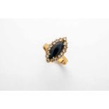 Marquise-Ring mit Saphir und Diamanten585-er Gelbgold, ca. 5,7 g. Navettenförmiger Ringkopf,