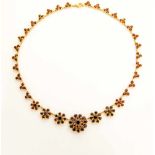 GranatcollierHeragold: 333-er Gelbgold, ca. 29 g. Elegantes Gliedercollier, rundum ausgefasst mit