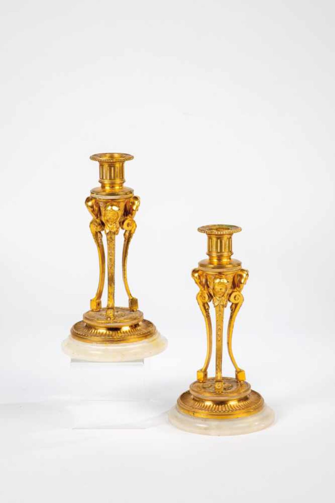 Paar LeuchterFrankreich oder Russland, um 1800 Bronze vergoldet, auf weißem Steinsockel.