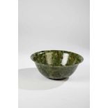 Bowl. China, 19th/20th century. Green nephrite. 7,6 cm high x 20,5 cm diam.SchaleChina, 19./20.