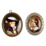 Zwei MiniaturenDeutschland, Ende 19. Jahrhundert Zwei ovale Damenporträts in altdeutscher Tracht.