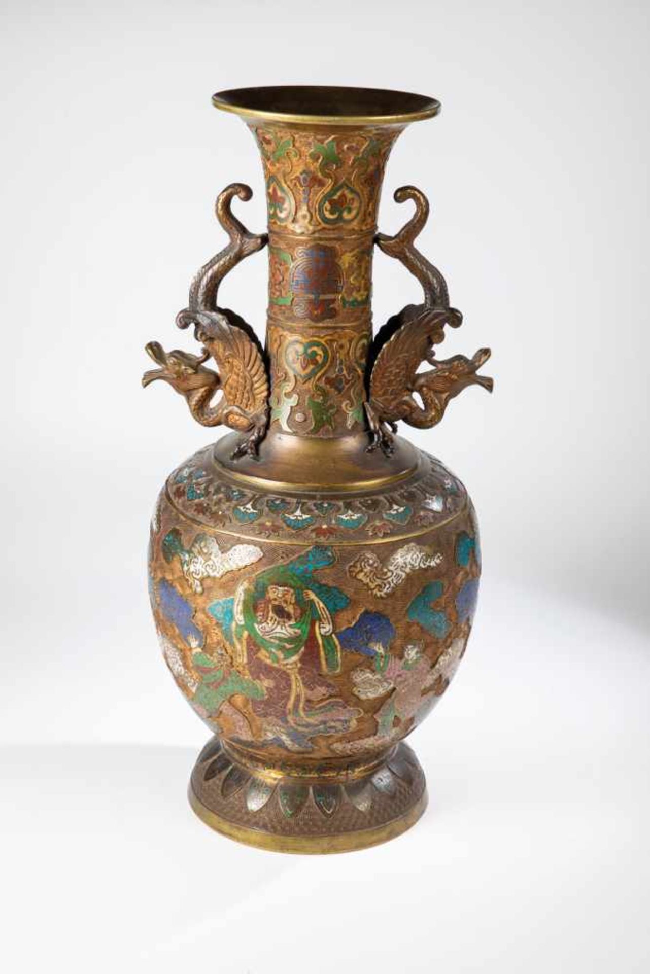 Vase. China, probably 18th/19th century. Baluster-shaped vase with two plastic dragonhandles. All-