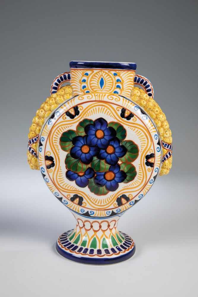 VaseKopenhagen, Dänemark, 20. Jh. Steingut. Fußvase mit floral-ornamentalem Dekor in bunter