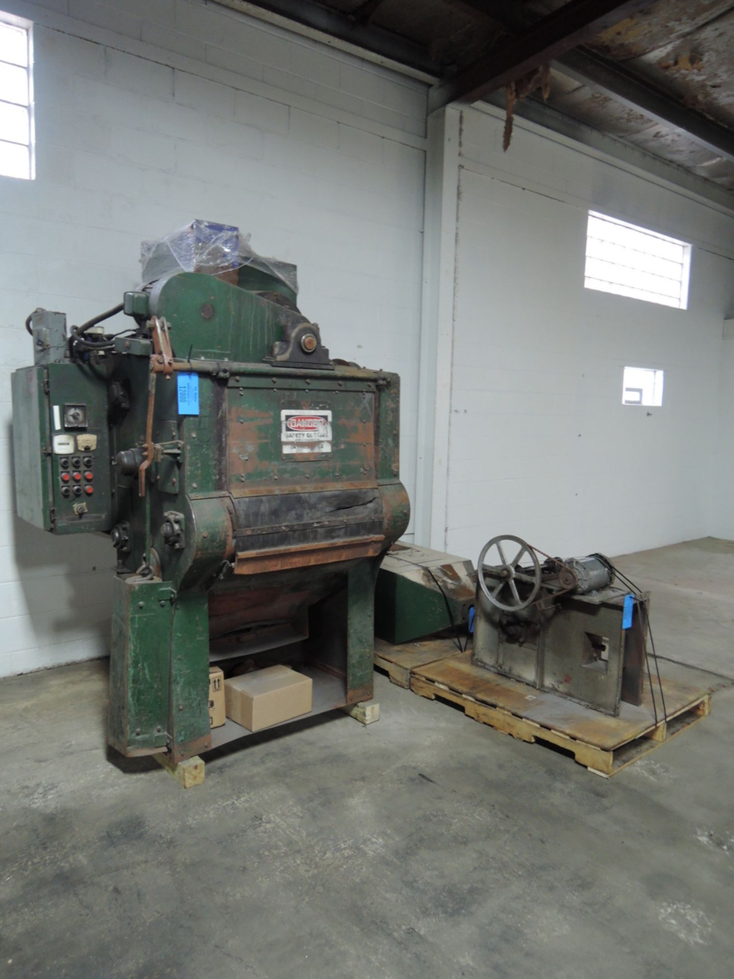 WHEELABRATOR 20 X 27 RUBBER BELT BLAST MACHINE S/N A122253, 5HP, 230/460 VOLTS WITH SEPERATOR AND - Image 2 of 9