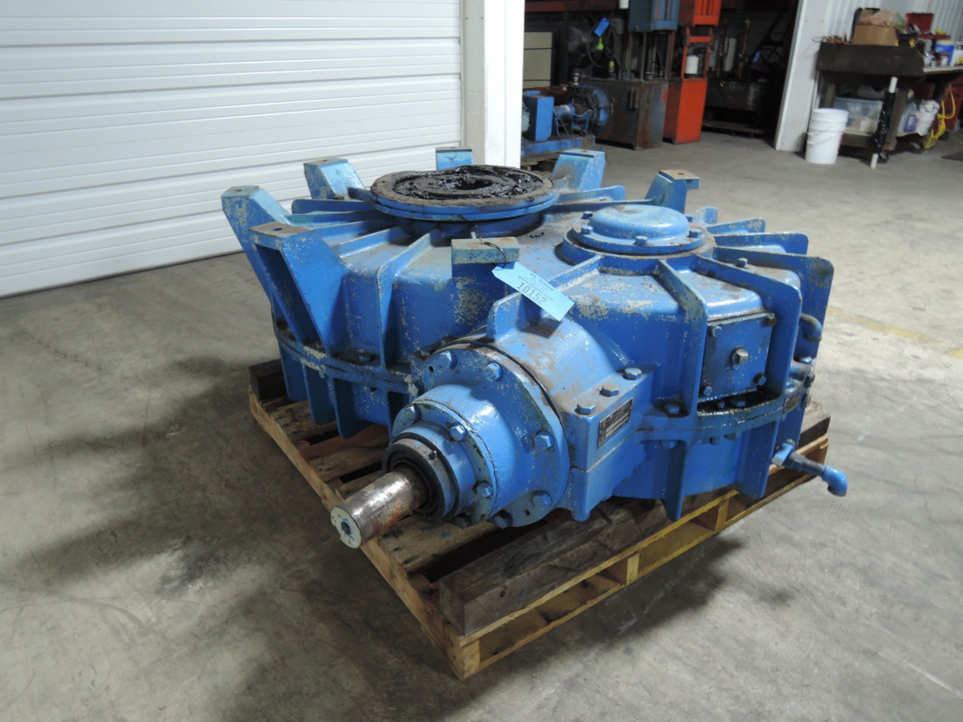 B&P MODEL 64756EX 100B GEAR BOX S/N: X- 1230 FOR 200 HP VIDEO OF GEARS AVAILABLE - Image 2 of 3