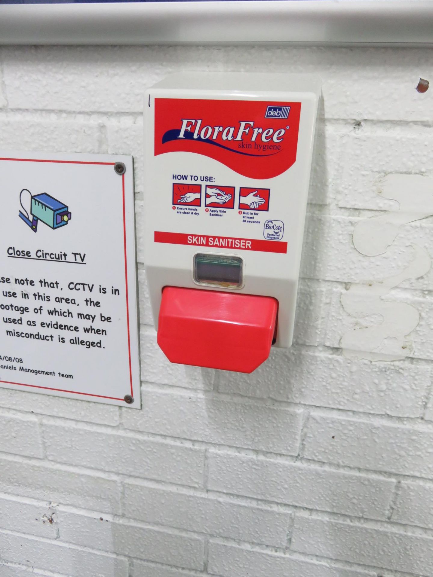 2 x PAL Dispensers for hair nets etc., 2 x Sanitisers. All wall mounted. Lift out £5 - Bild 2 aus 2