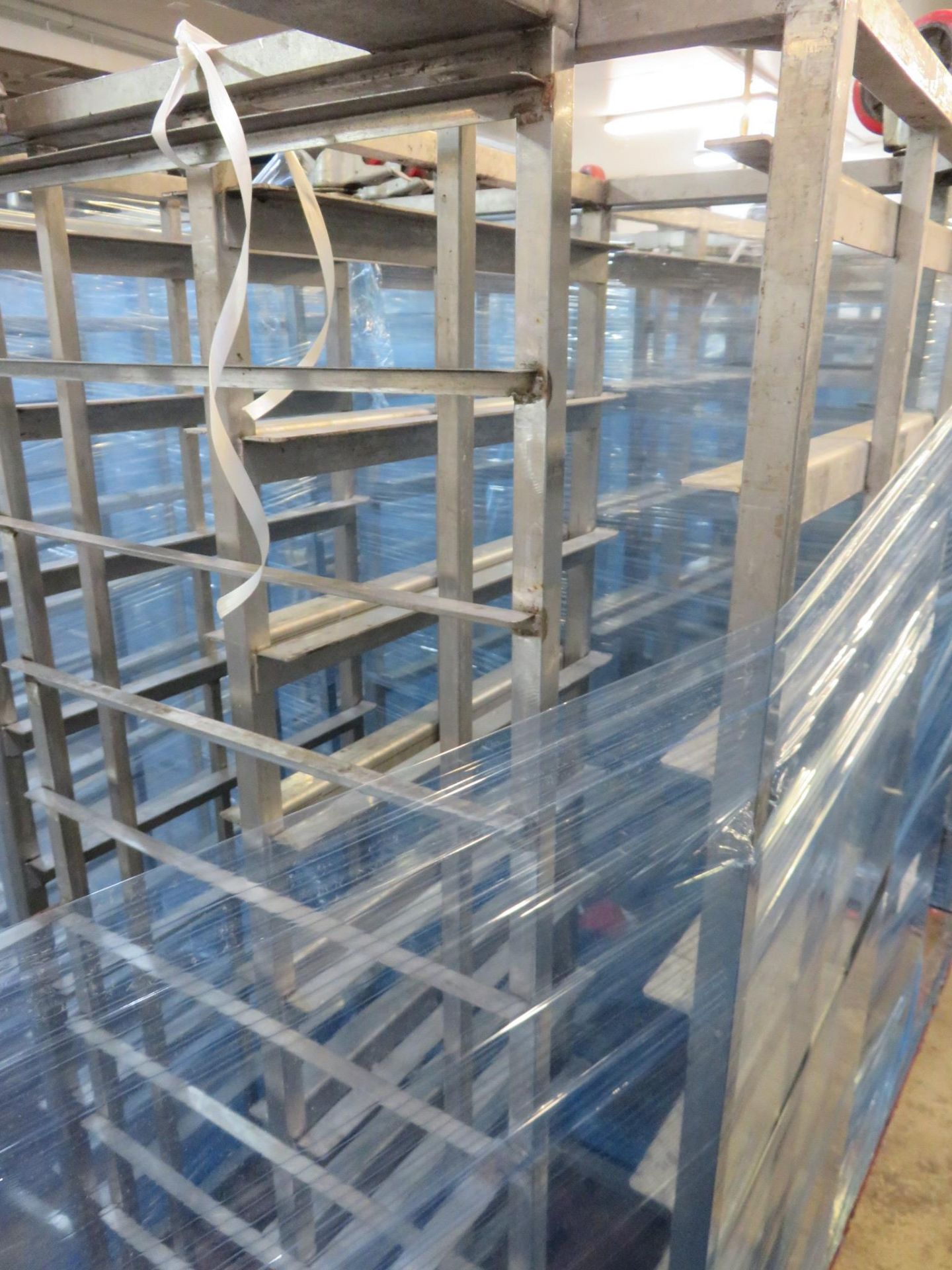 2 x S/s Racks:- 1 x S/s Rack capable of taking 10 trays.Approx 430 x 650 x 1800mm high LO£10 - Bild 2 aus 2