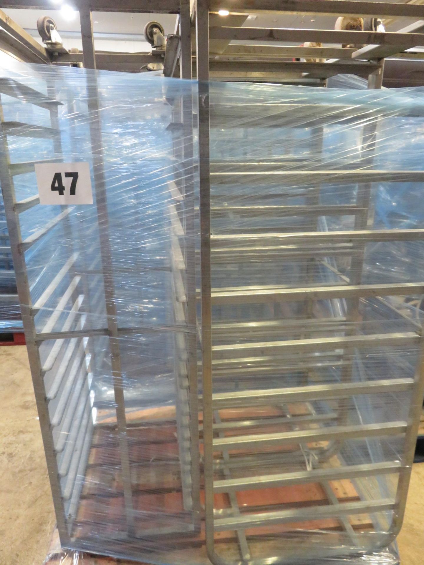 3 x S/s Rack:-2 x S/s Racks capable of taking 10 trays.Approx.430 x 650 x 1800mm high. LO£20 - Bild 2 aus 2