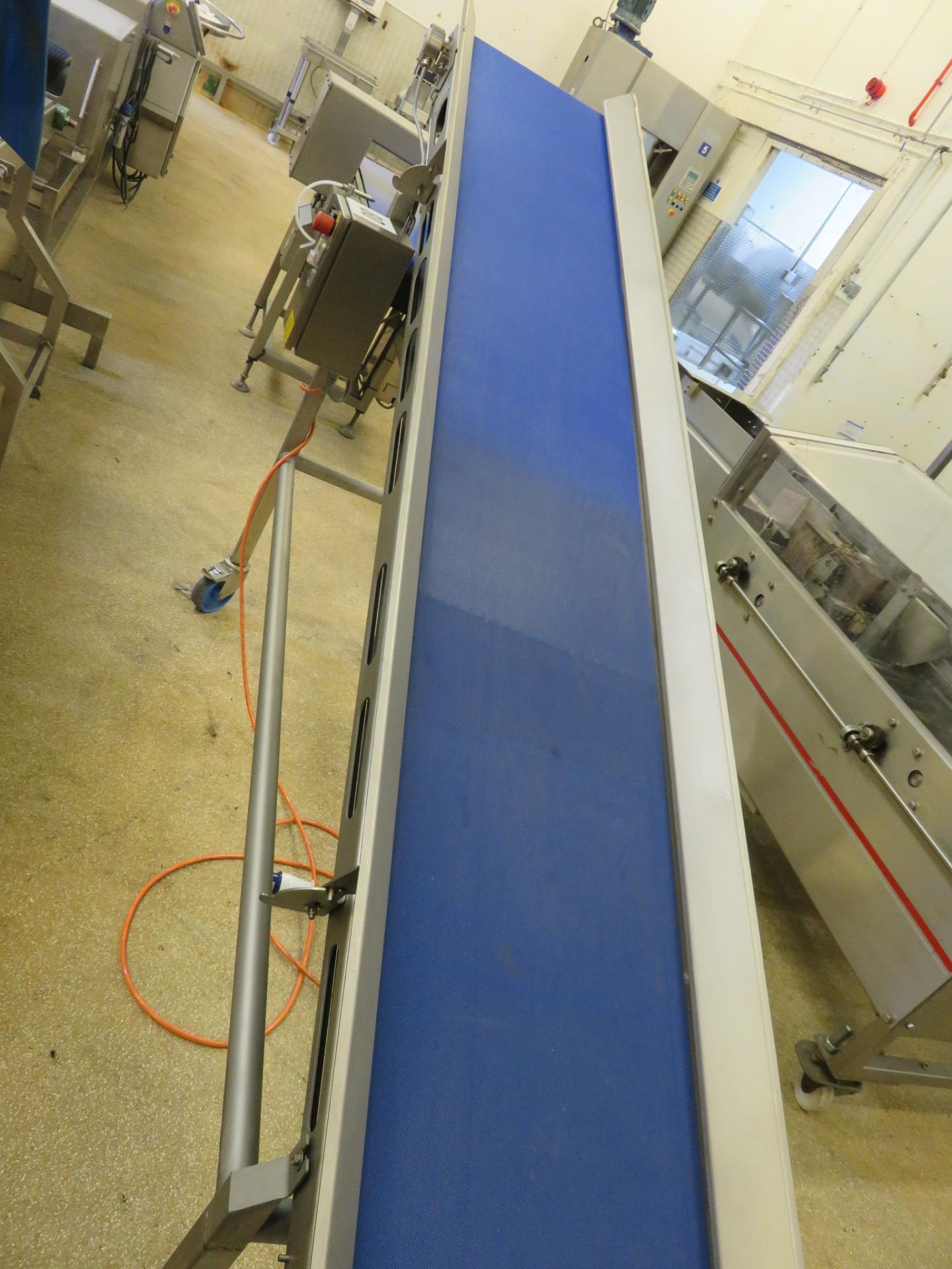 Kronen incline Conveyor. 2016. In at 400mm out at1500mm. 400mm wide belt. Overall leng. Lift out £30 - Image 2 of 2