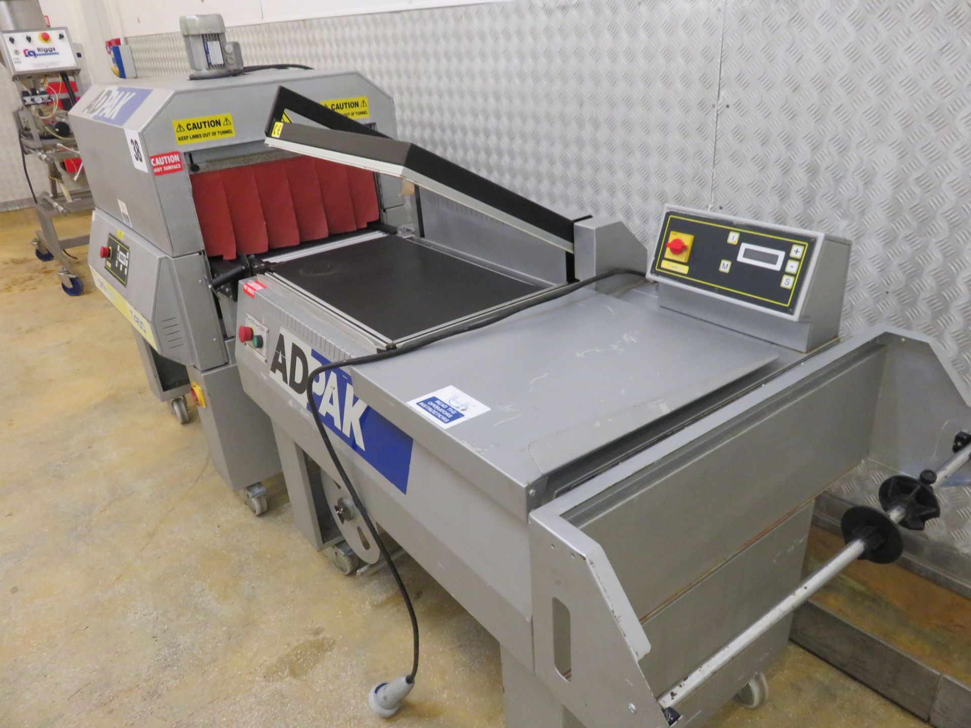 Adpak Semi T450 L Sealer 400 x 550mm and Heat Tunnel aperture 500 x 200mm high. Lift out £40 - Image 4 of 4