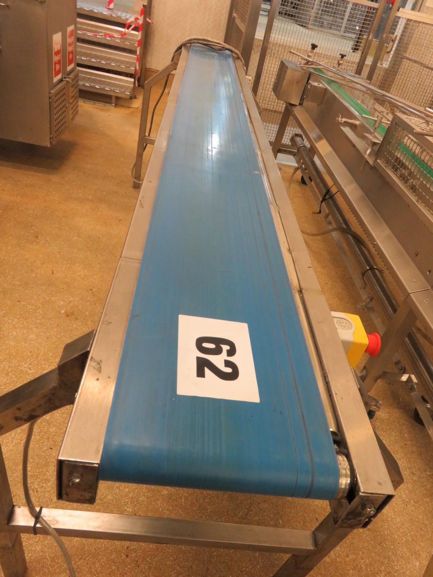 Conveyor S/s. 3 meters long x 250mm wide blue neoprene belt. Fixed speed. Lift out £30 - Bild 2 aus 2