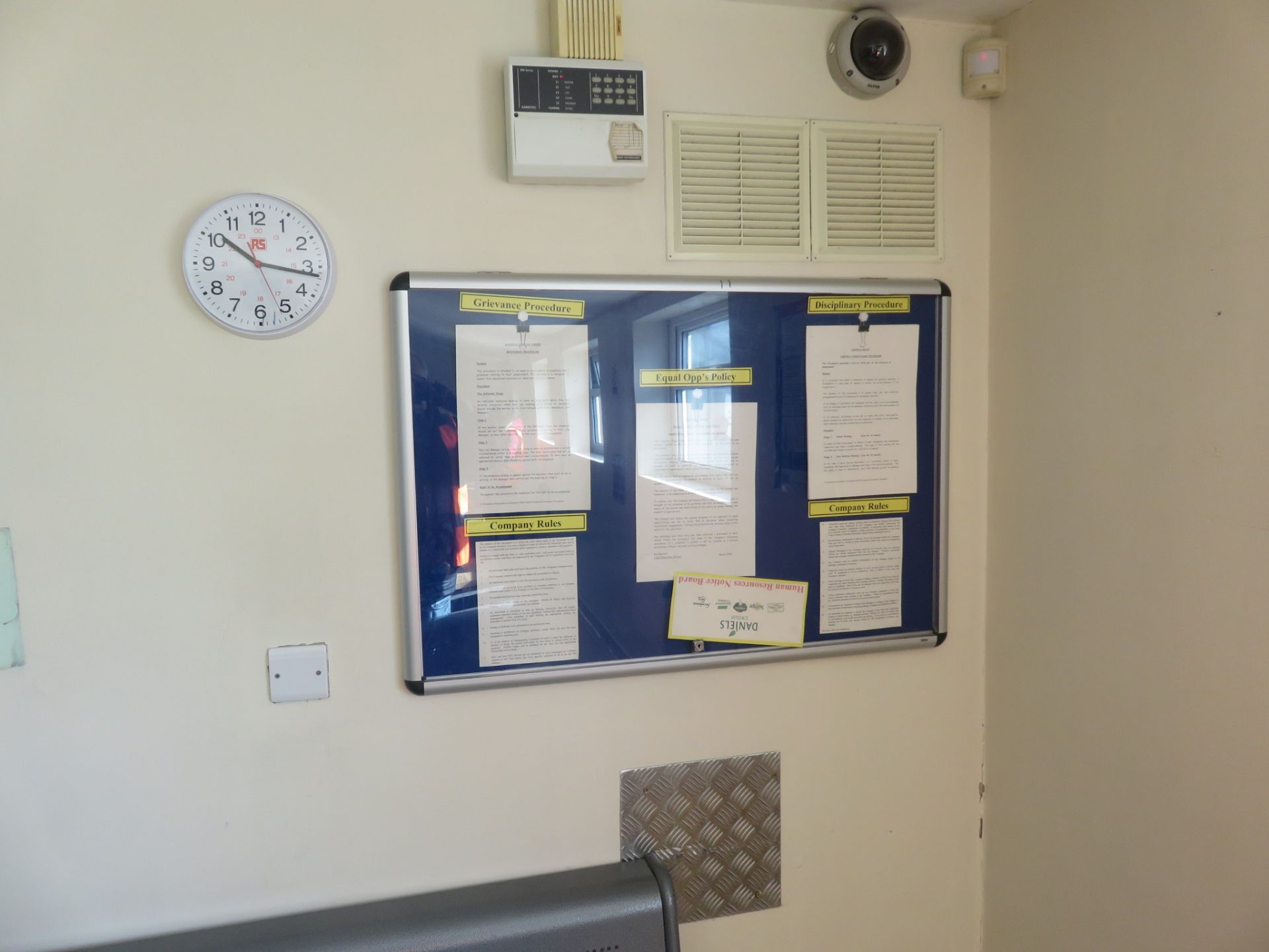 3 x wall mounted Notice Boards 1800 x 1200mm; 900 x 1200mmm; 950 x 650mm & wall clock 2 Lift out £10 - Image 3 of 3