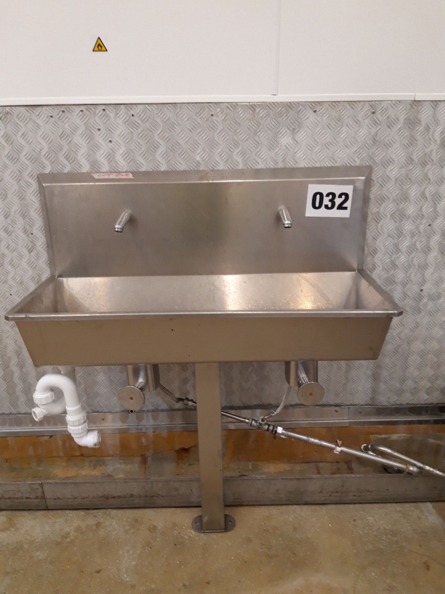 S/s Sink 2 station. Knee operated. Lift out £15