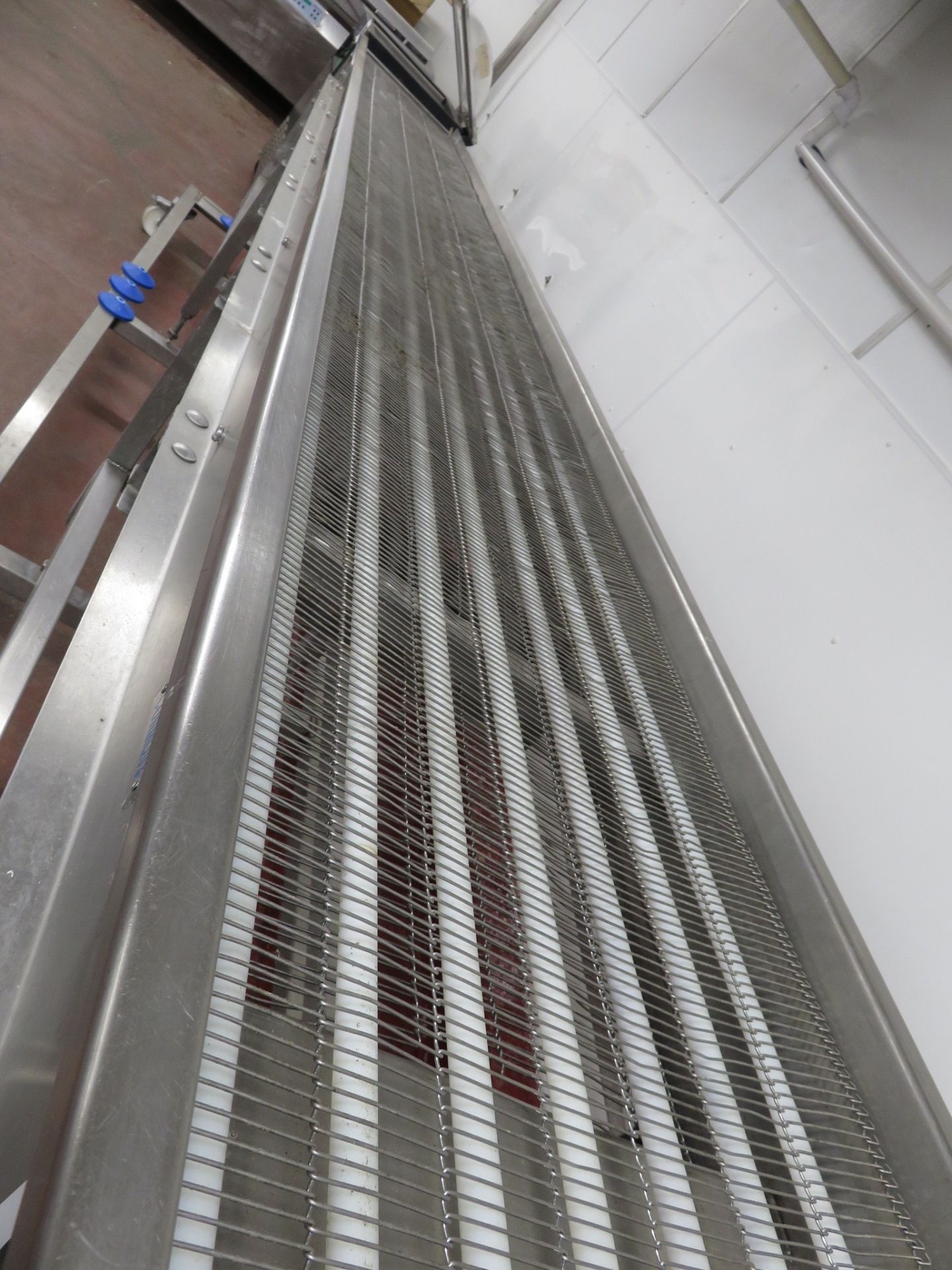 Conveyor with S/s mesh belt approx. 400mm wide x 4.5 meters long. Mobile on wheels. wi Lift out £40 - Bild 2 aus 4