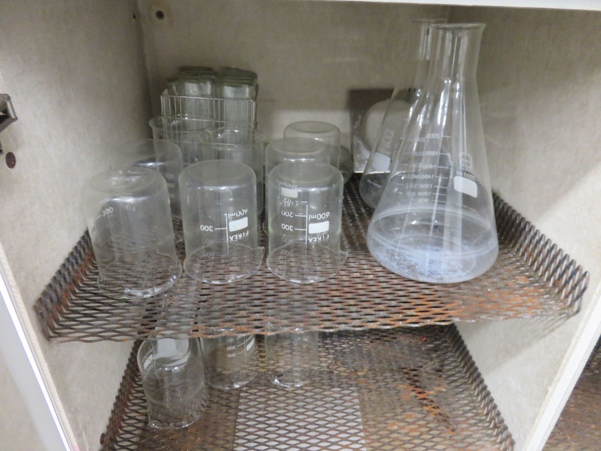 Various Laboratory items: glass bottles, test tubes etc., Lift out £10 - Bild 2 aus 6