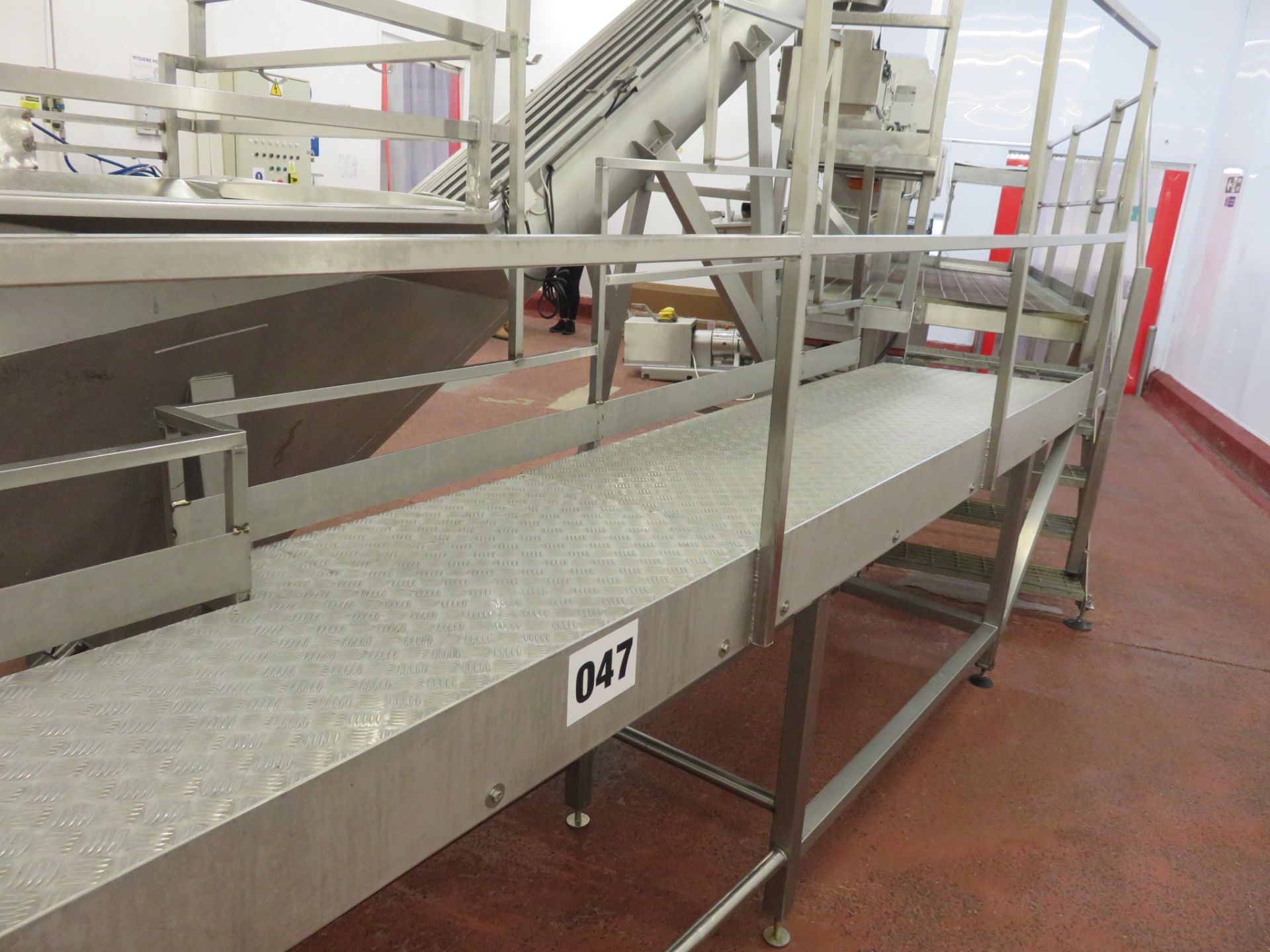 S/s platform Gantry with steps. Approx. 4.6 x 850mm wide. Height to floor 900mm. Lift out £60 - Image 3 of 3