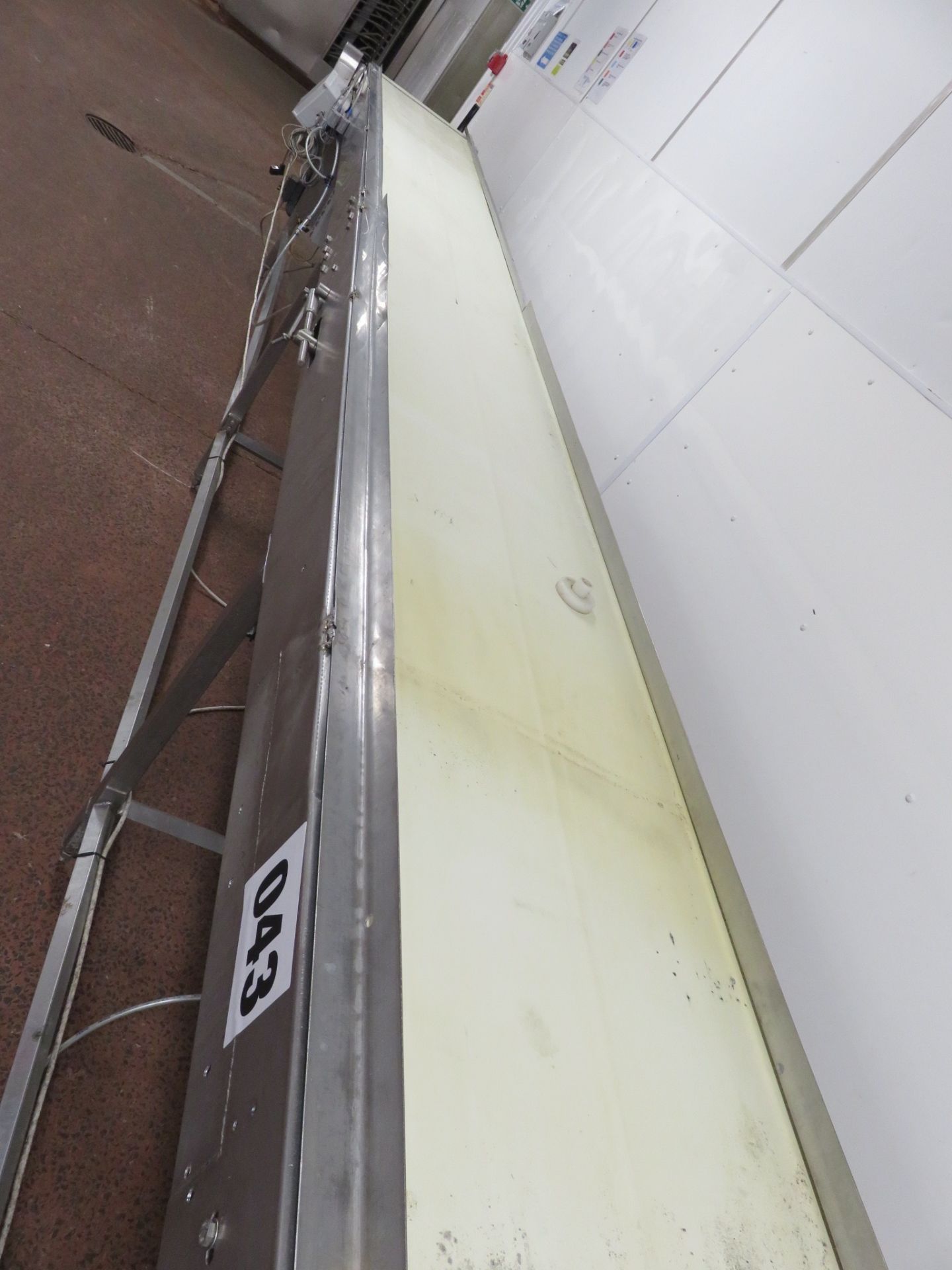 Conveyor with 470mm wide neoprene belt x 5 meters long. Lift out £50 - Bild 2 aus 2