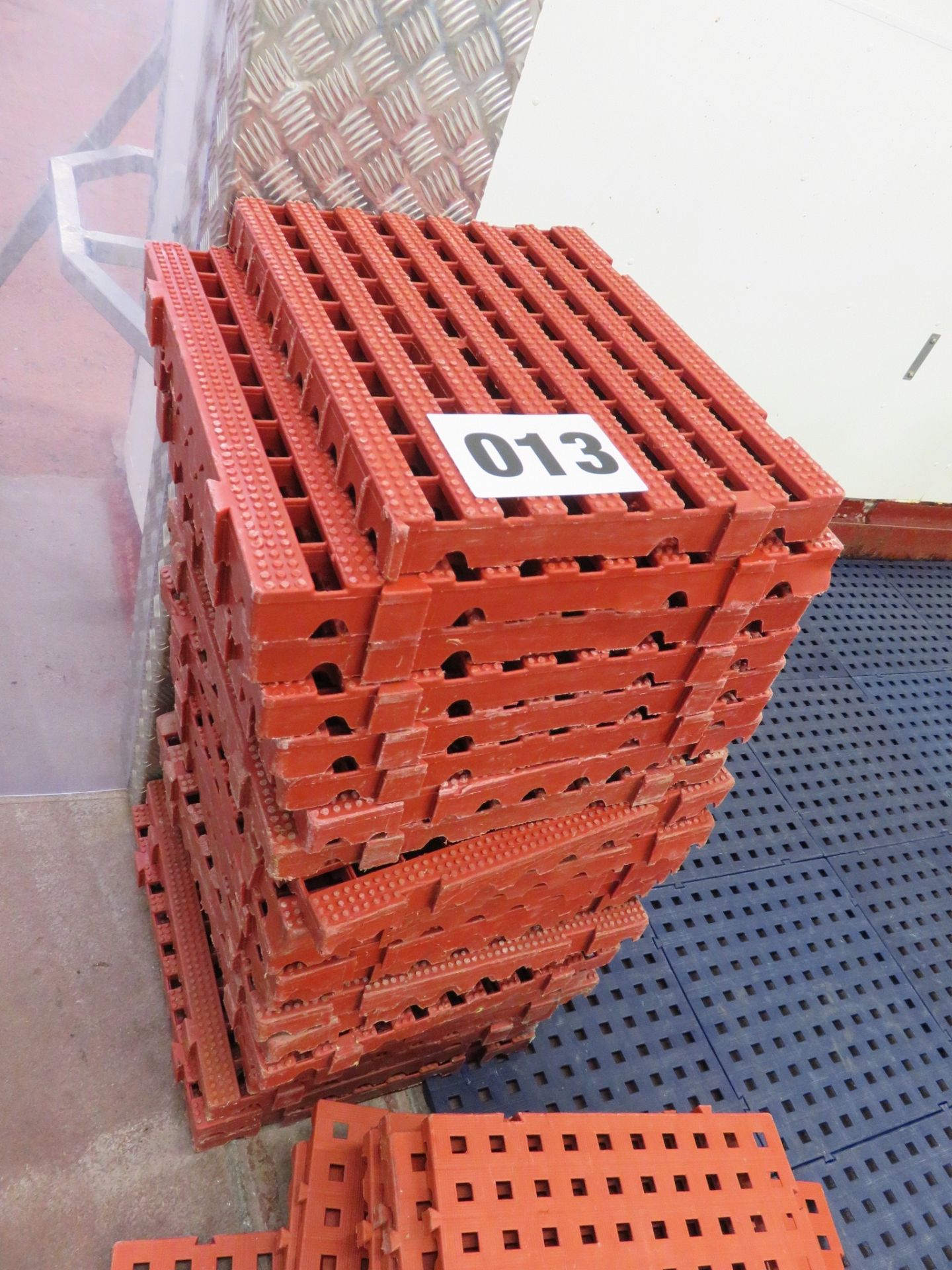 Interlocking block plastic flooring each approx. 500mm x 500mm square. 30 x red; 90 x b Lift out £20 - Image 2 of 3