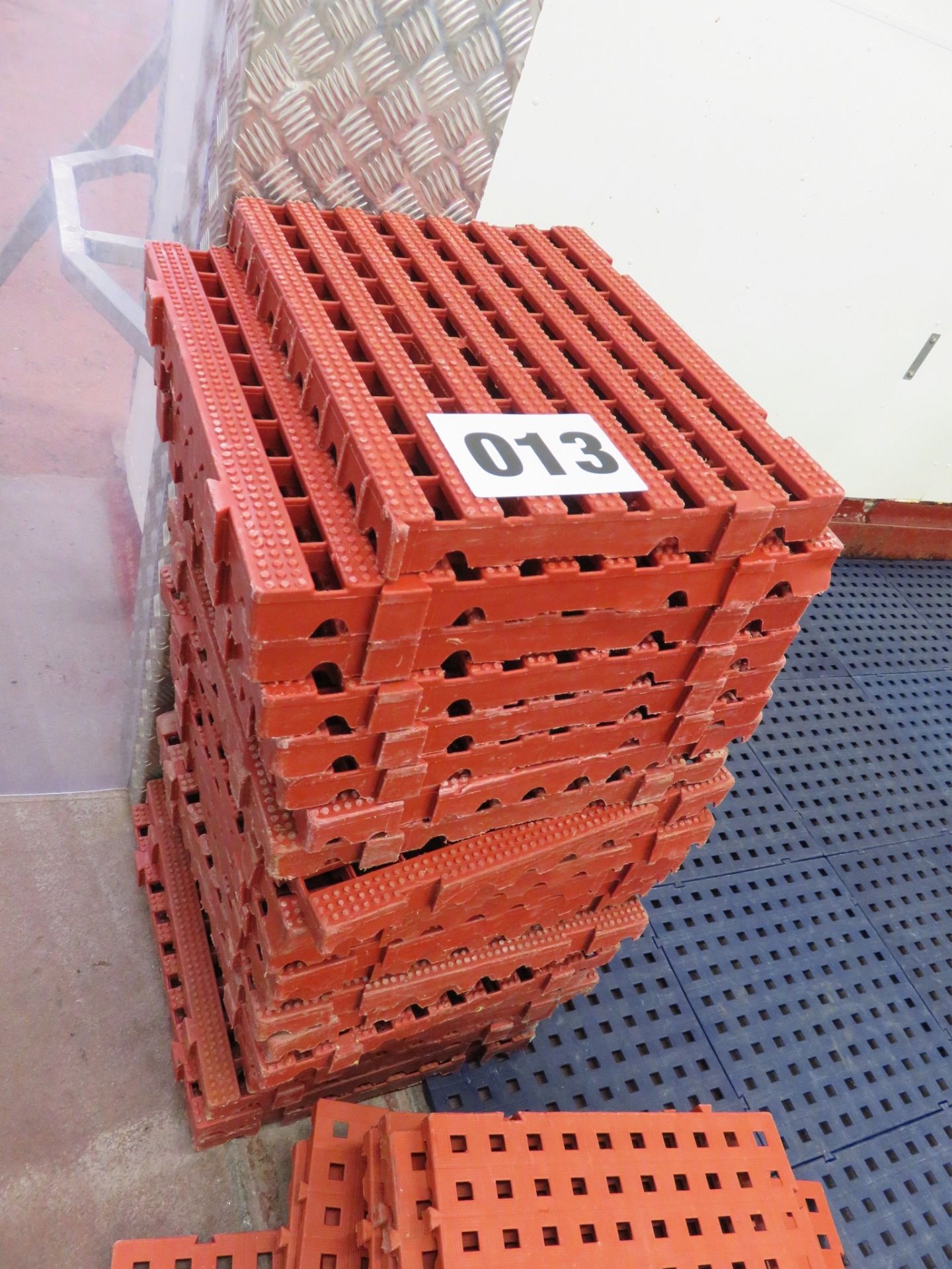 Interlocking block plastic flooring each approx. 500mm x 500mm square. 30 x red; 90 x b Lift out £20 - Bild 2 aus 3