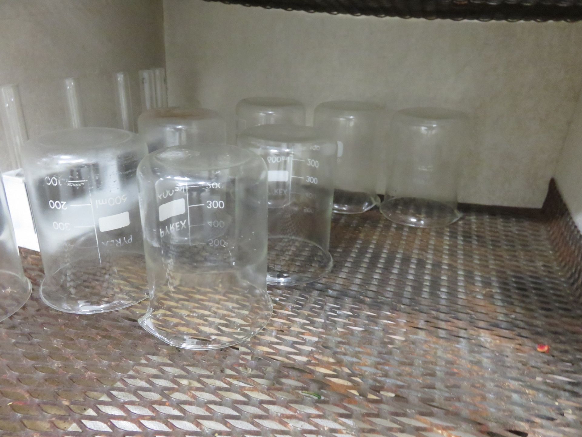 Various Laboratory items: glass bottles, test tubes etc., Lift out £10 - Bild 4 aus 6