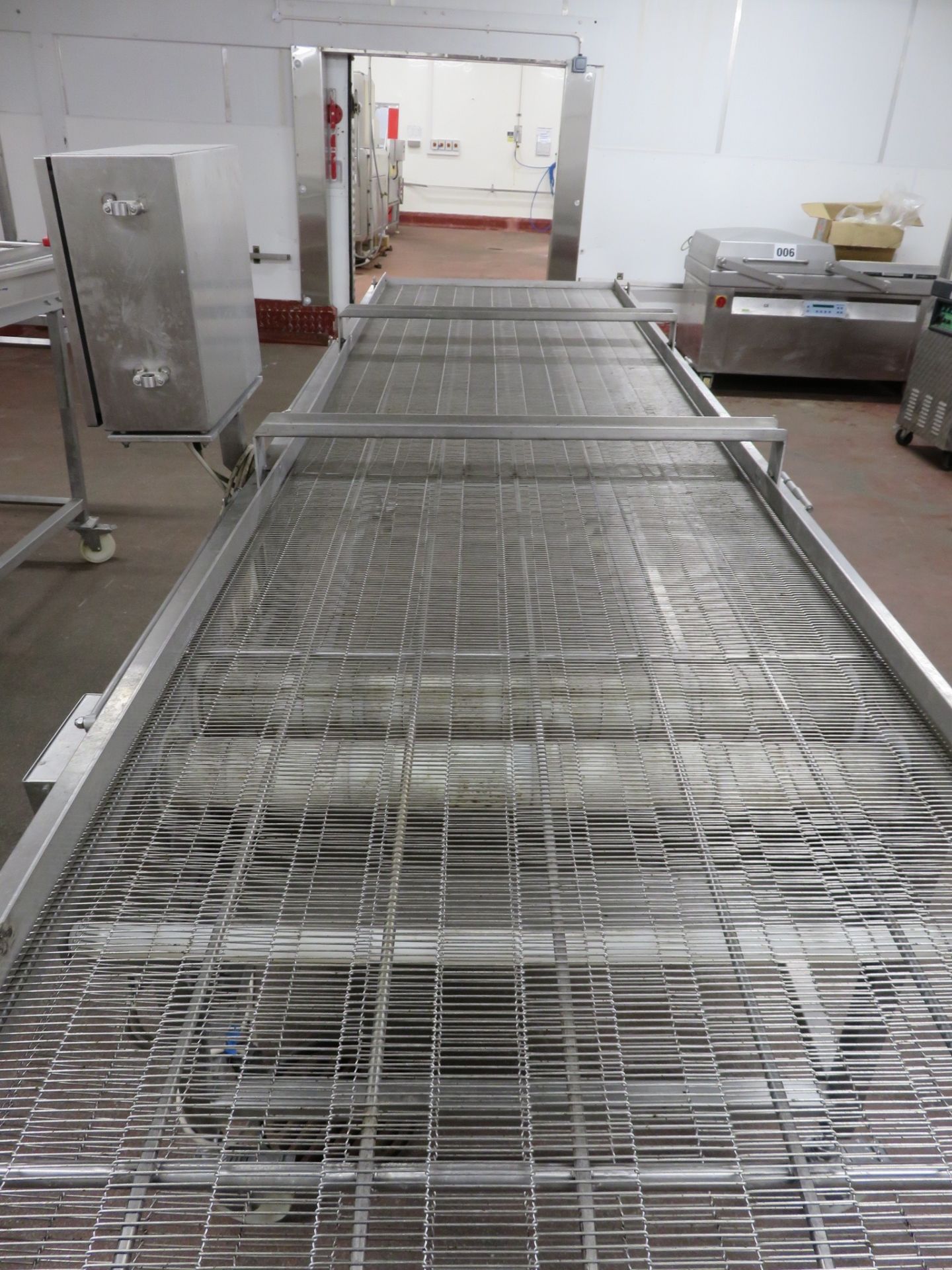 Conveyor with S/s mesh belt approx. 850 mm wide x 3.6 meters long. Mobile on wheels. By Lift out £40 - Bild 3 aus 3