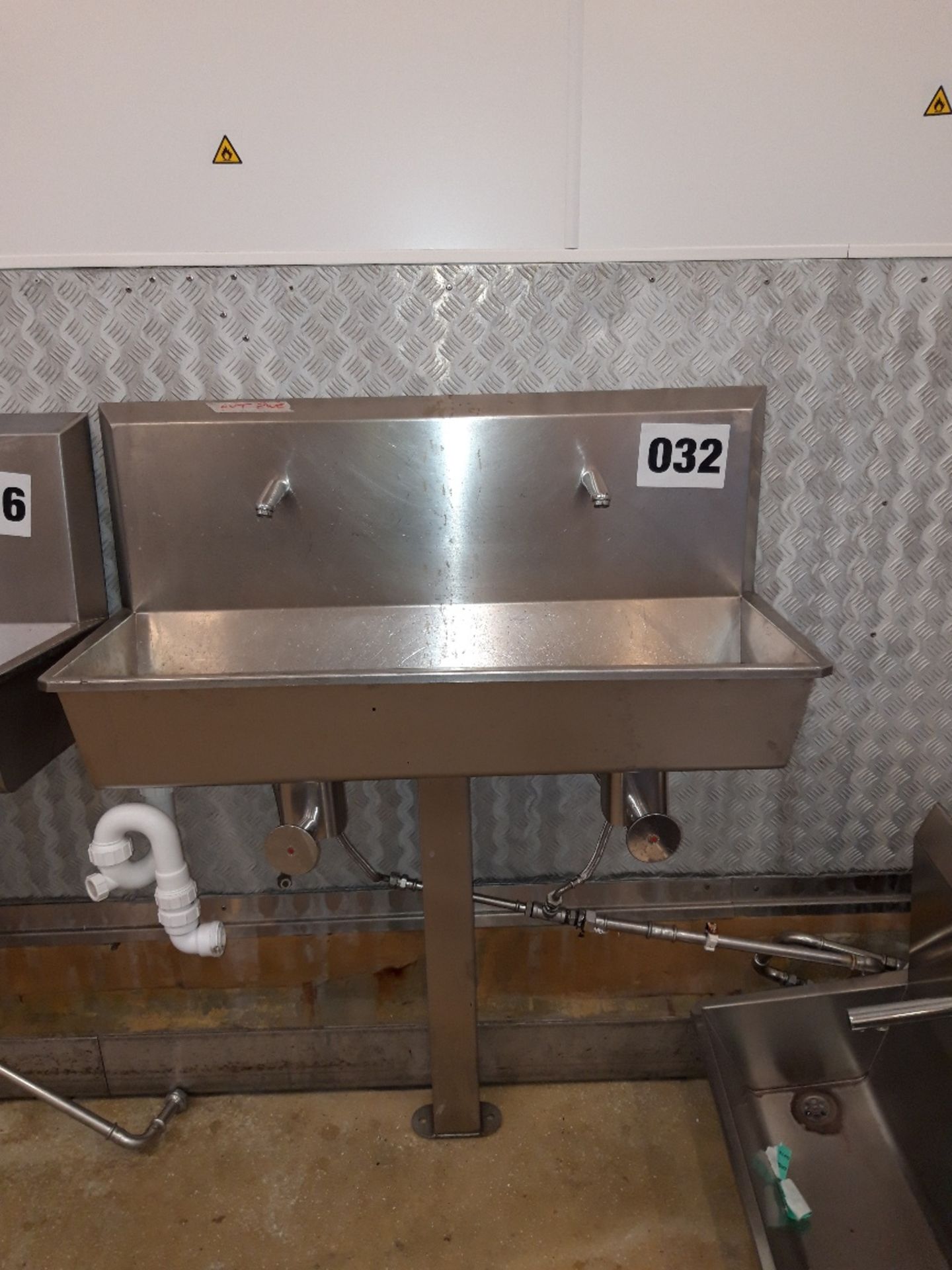 S/s Sink 2 station. Knee operated. Lift out £15 - Image 2 of 2