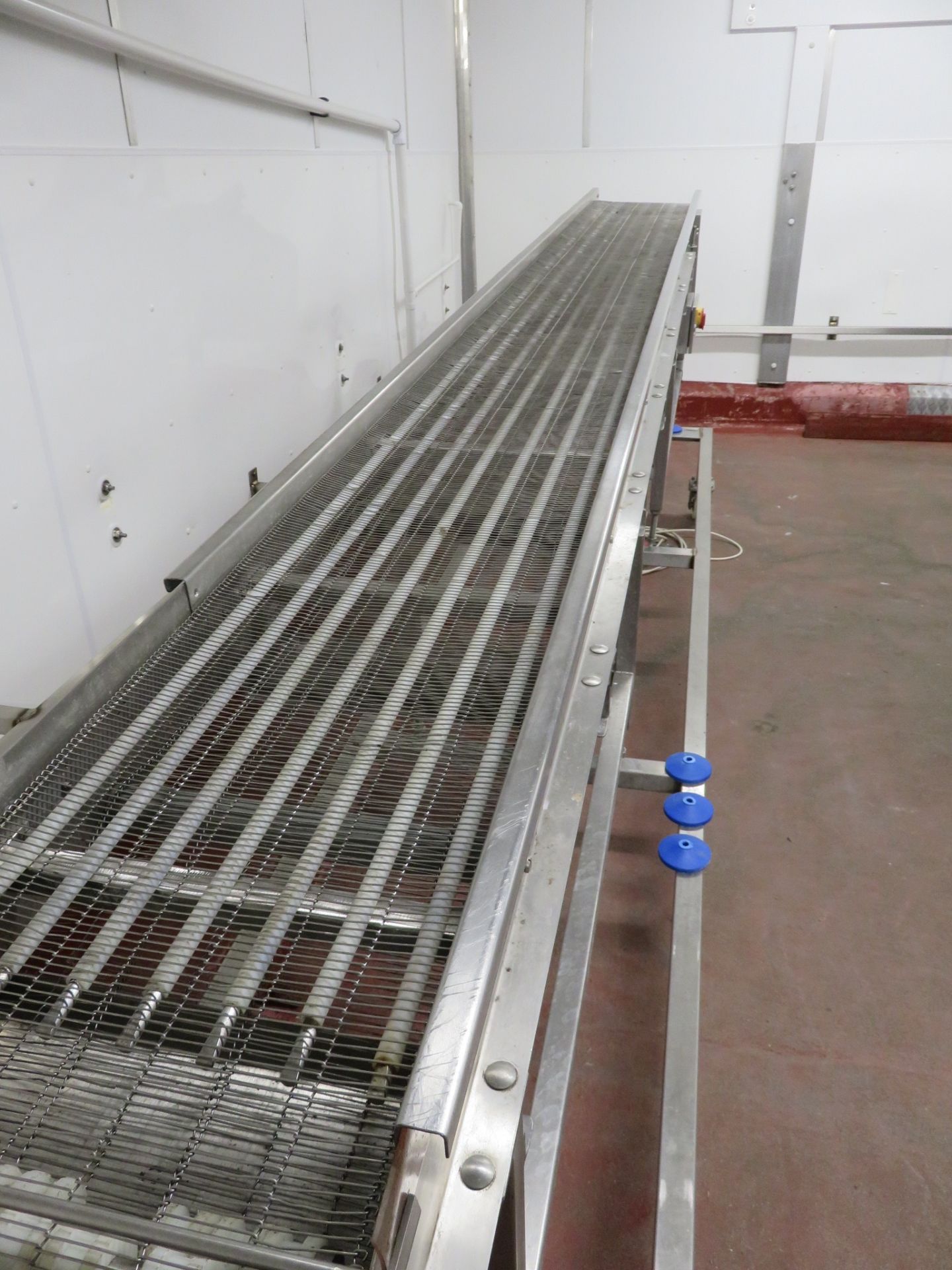 Conveyor with S/s mesh belt approx. 400mm wide x 4.5 meters long. Mobile on wheels. wi Lift out £40 - Bild 4 aus 4
