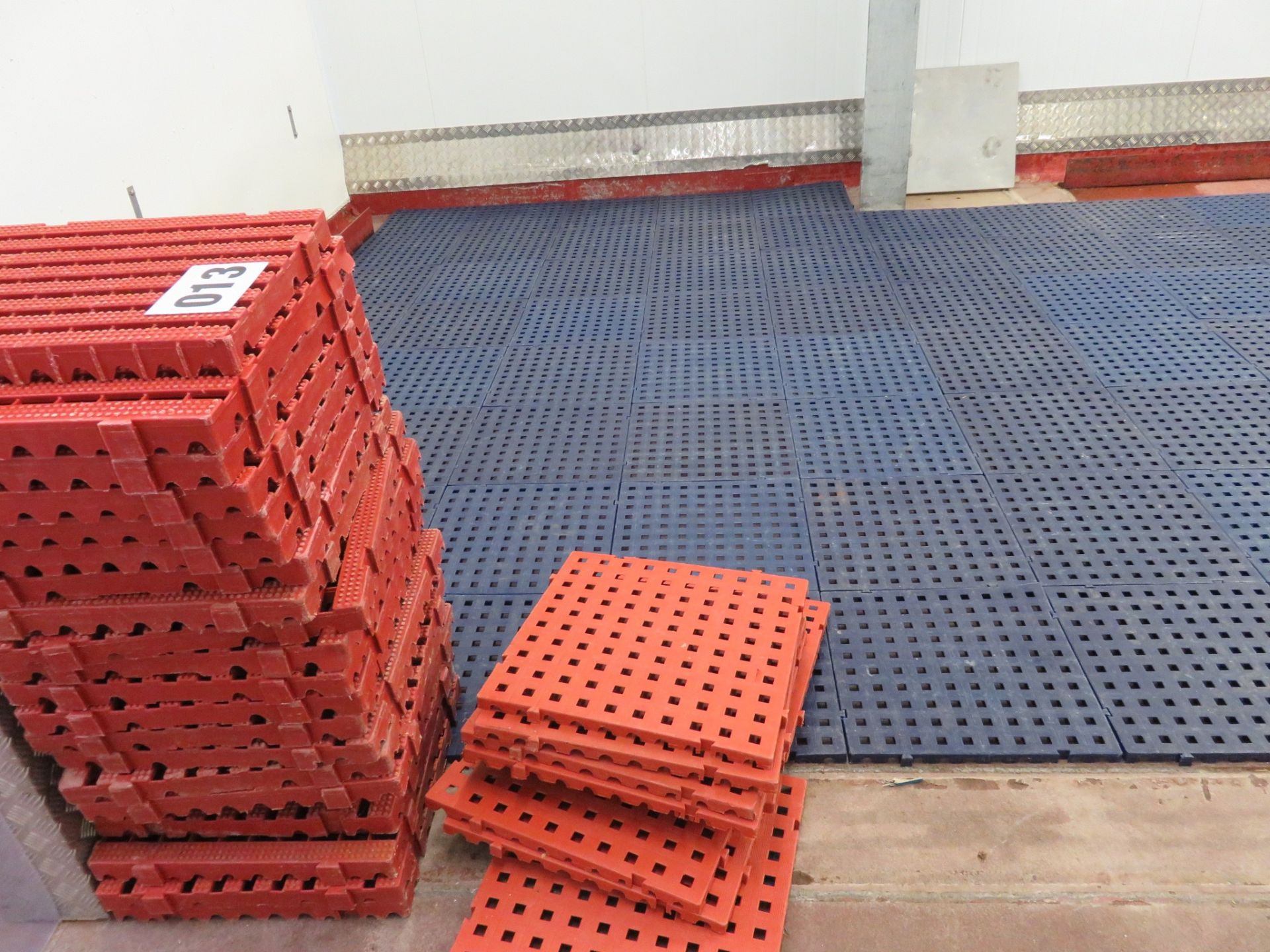 Interlocking block plastic flooring each approx. 500mm x 500mm square. 30 x red; 90 x b Lift out £20 - Image 3 of 3