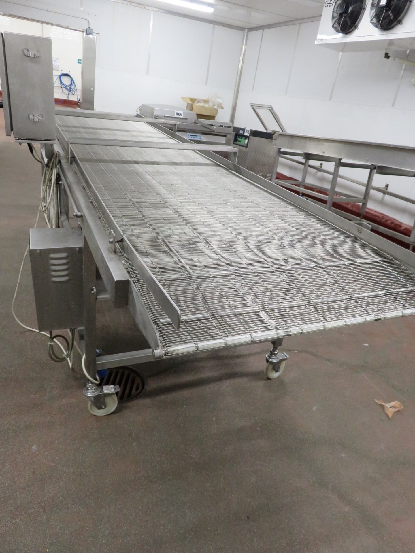 Conveyor with S/s mesh belt approx. 850 mm wide x 3.6 meters long. Mobile on wheels. By Lift out £40 - Bild 2 aus 3