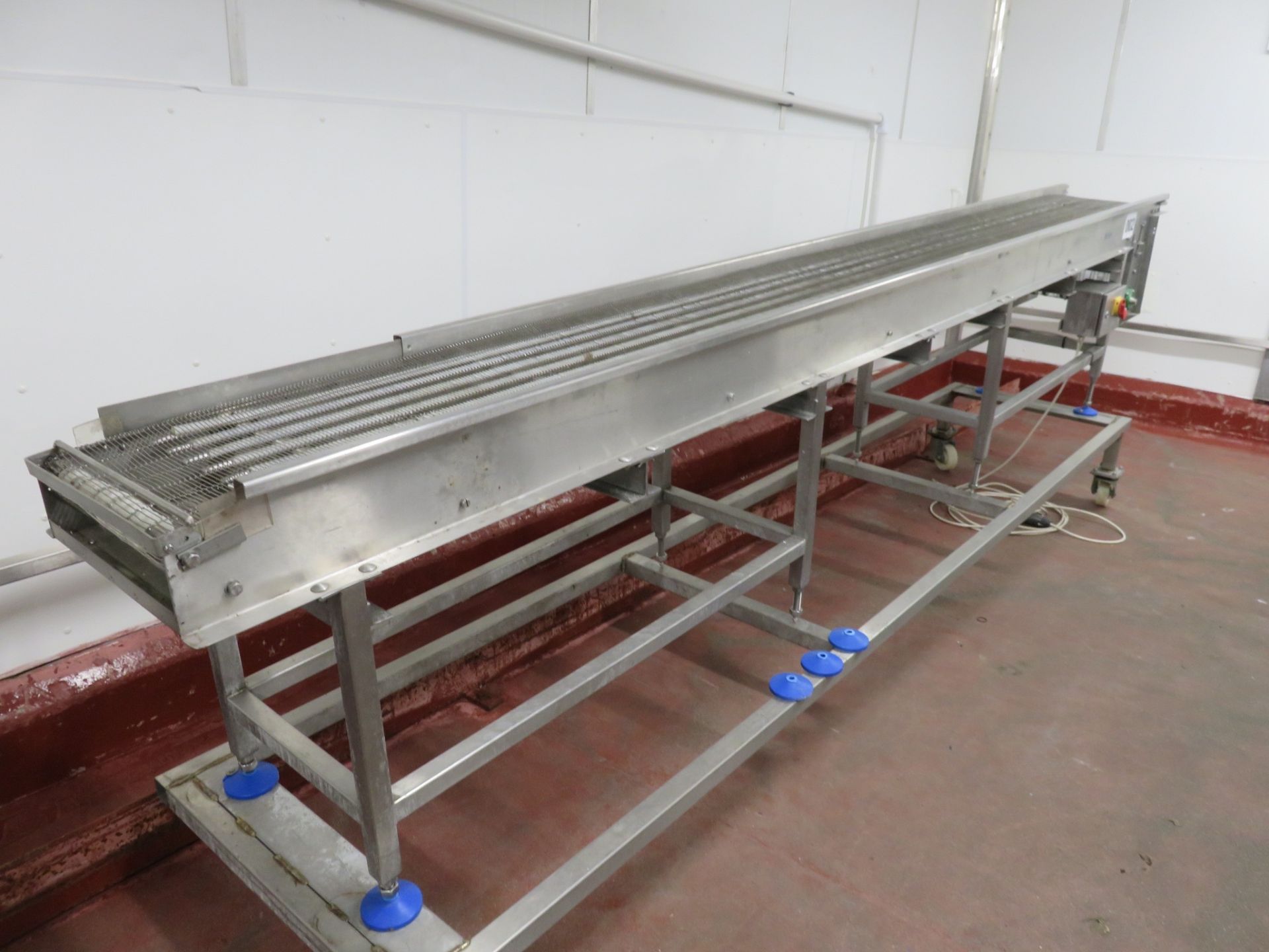 Conveyor with S/s mesh belt approx. 400mm wide x 4.5 meters long. Mobile on wheels. wi Lift out £40 - Image 3 of 4