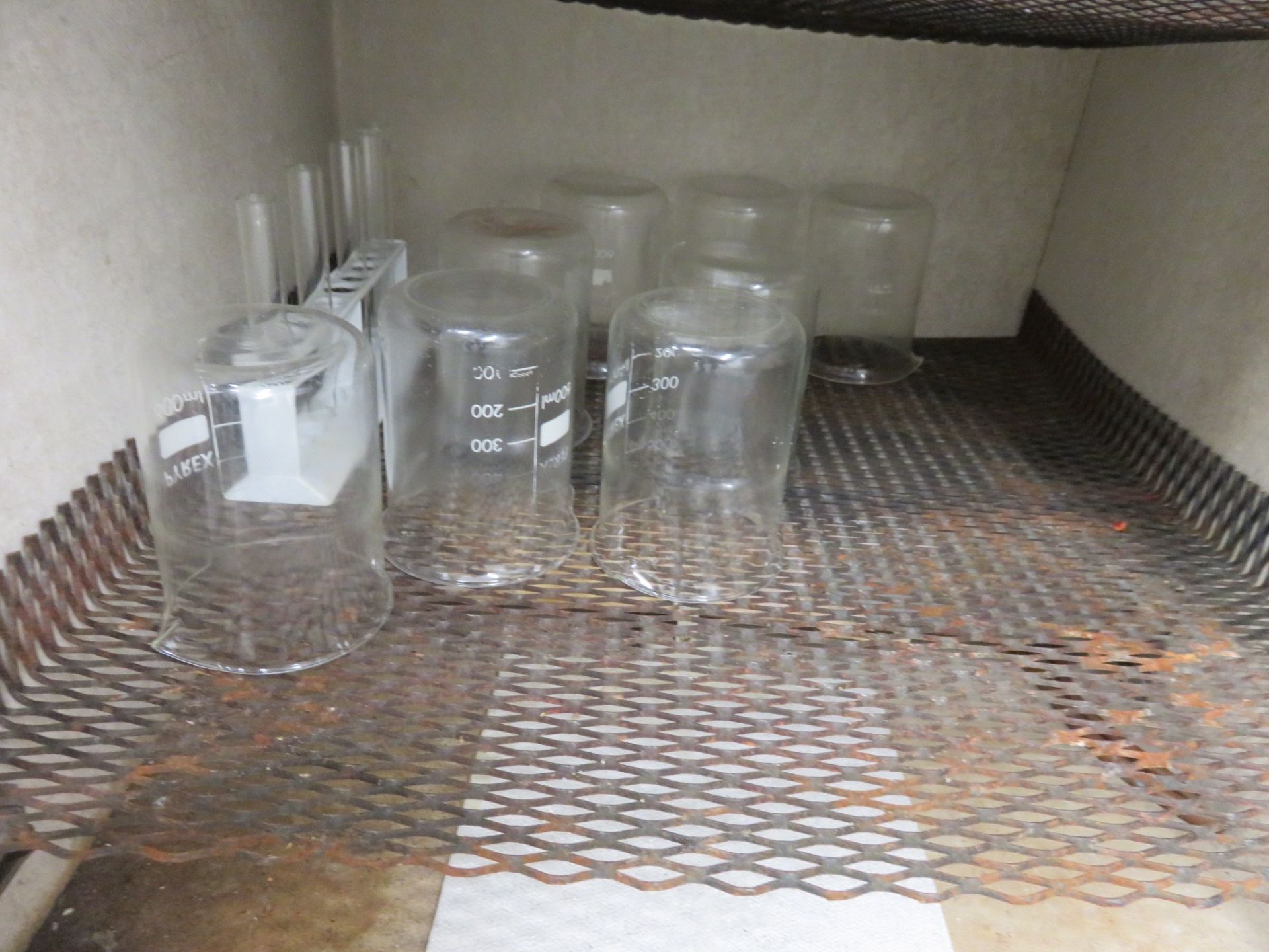Various Laboratory items: glass bottles, test tubes etc., Lift out £10 - Bild 3 aus 6