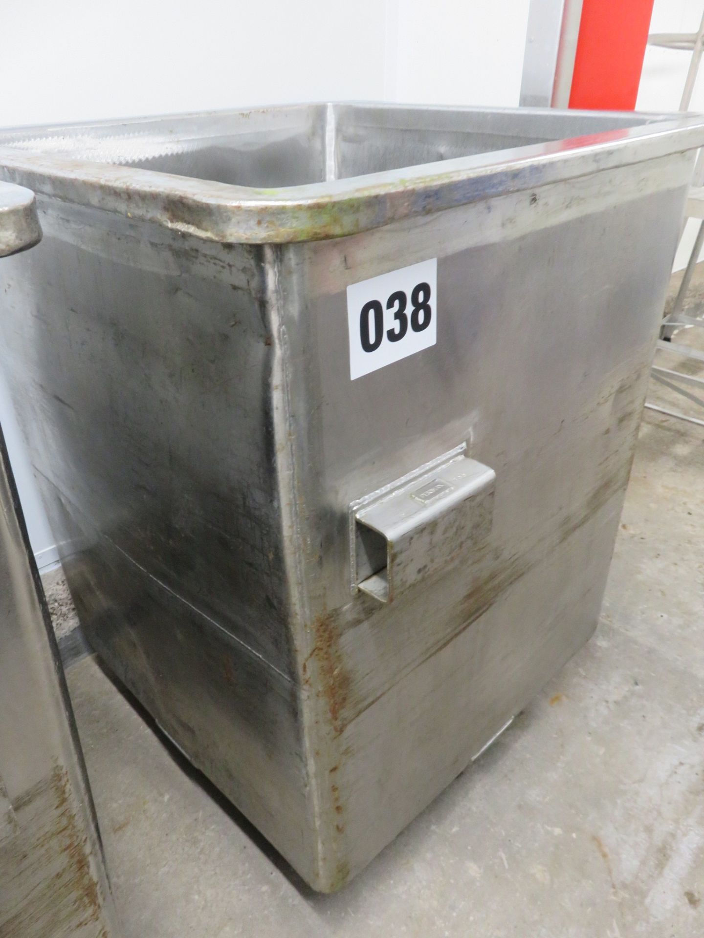 S/s Mobile Bins with bottom hole. Approx. internal 900mm x 900mm x 1150mm deep. Lift out £20 - Bild 2 aus 3