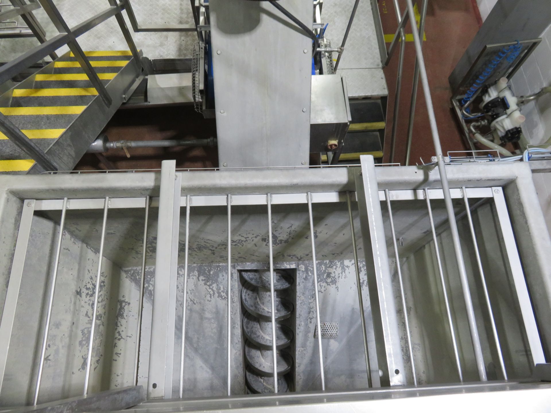 Water Screen product in and Screw Elevator. Inspection Conveyor approx. 7 meters long x 800m LO £800 - Image 3 of 7