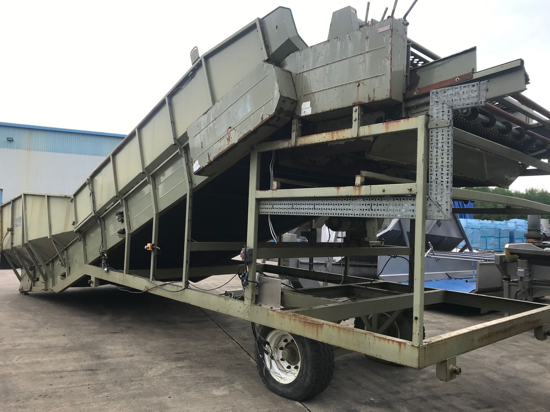 Herbert boat, elevator in feed height - 500 mm; tipping height - 2700 H. Belt - 3 metres wide