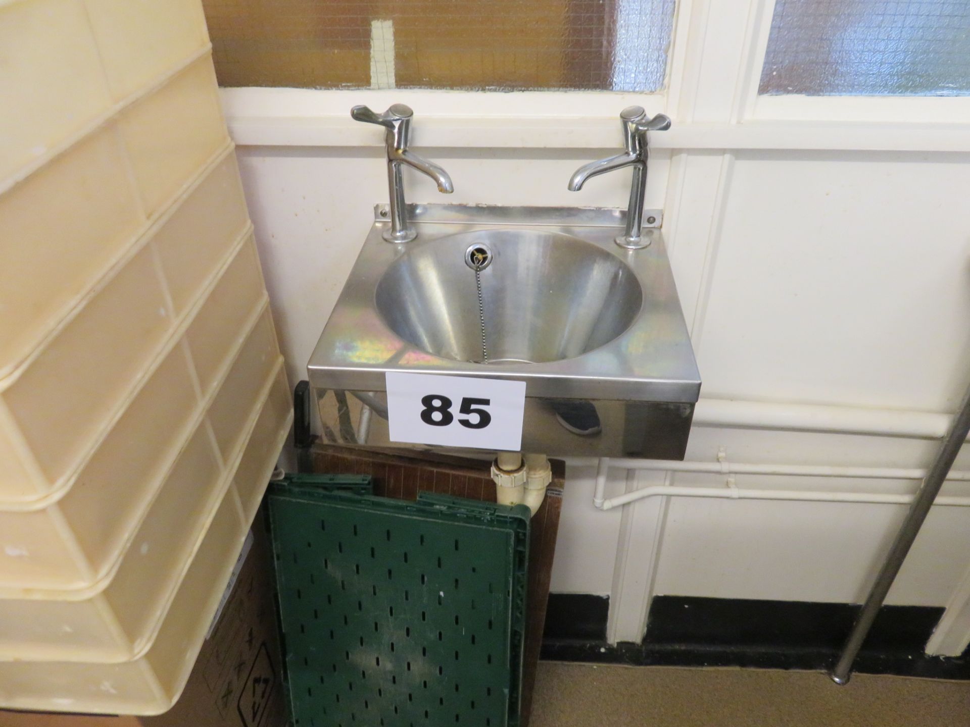 S/s Sink wall mounted. Lift out £25