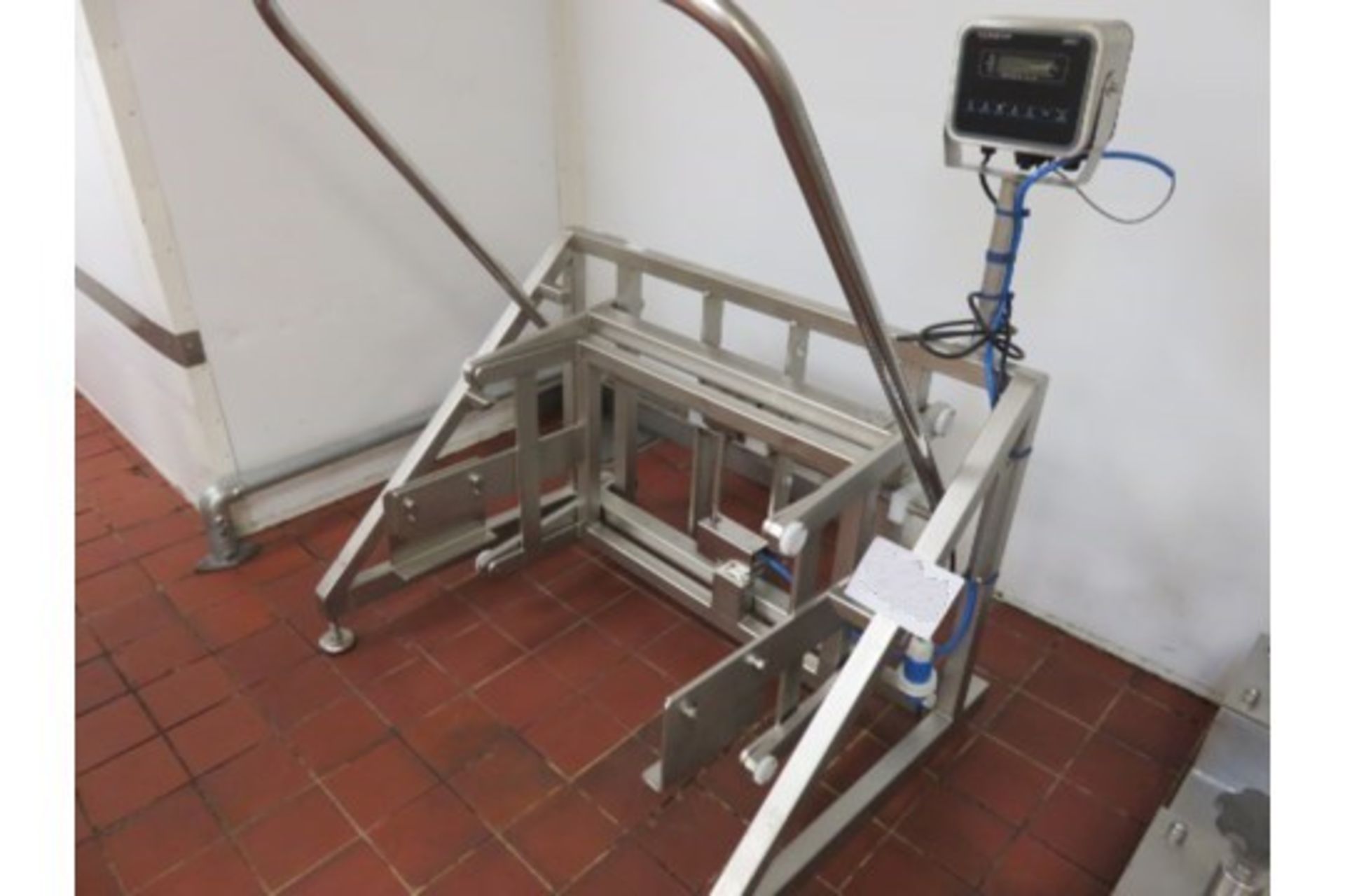 Syspal 200 litre tote bin weigher with Avery Weightronix model ZM201 controls. LO £40.